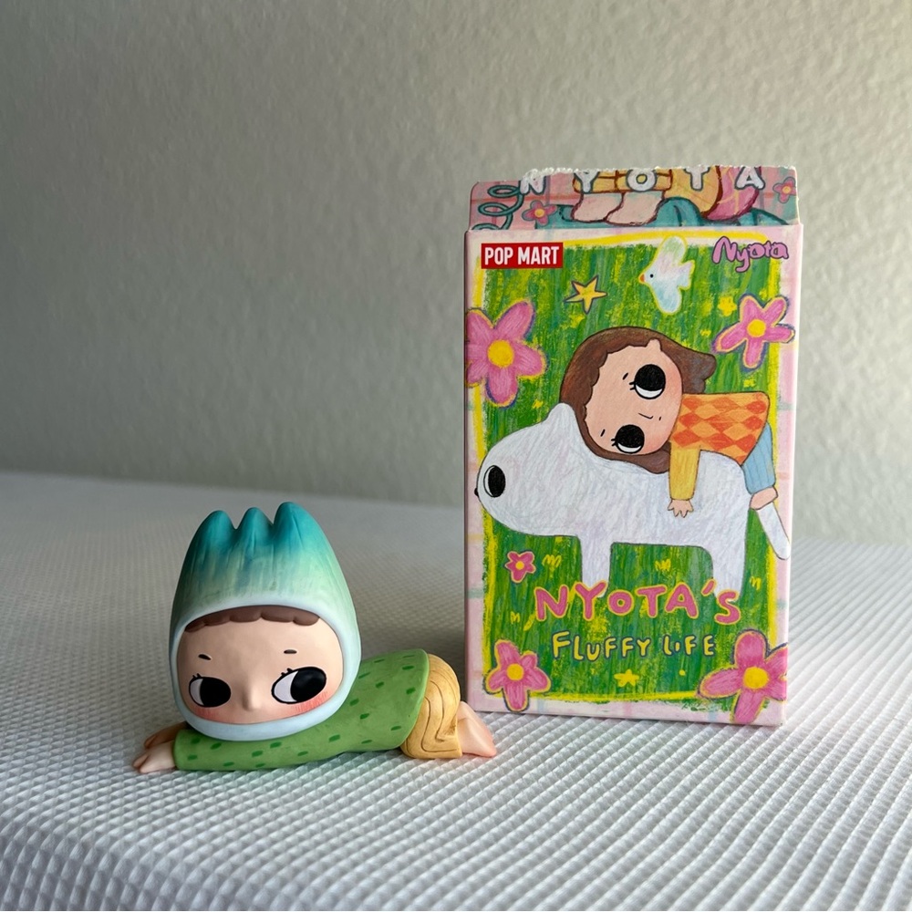 Nyota Fluffy Life Mountain Figurine